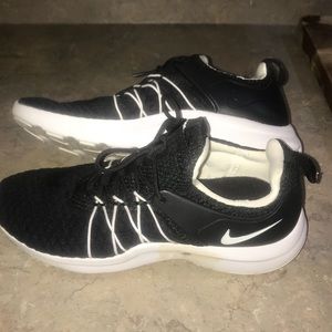Black and white nike Darwin tennis shoes